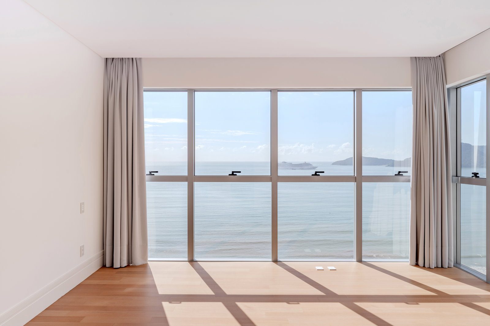 Suíte master com vista para o mar
